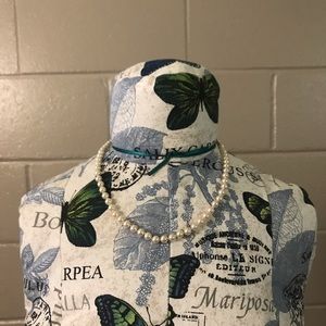 Short faux pearl necklace and bracelet set